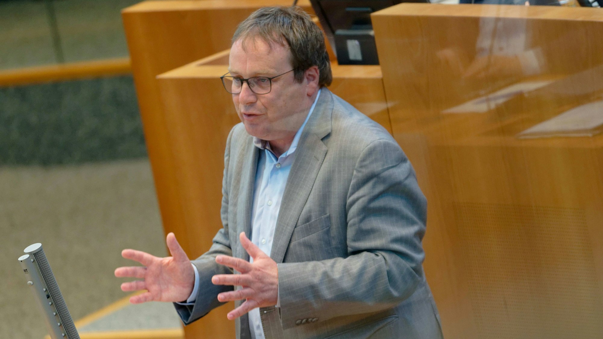 12.06.2024, Nordrhein-Westfalen, Düsseldorf: Oliver Krischer (Bündnis 90/Die Grünen), Minister für Umwelt, Naturschutz und Verkehr des Landes Nordrhein-Westfalen, spricht bei einer Plenarsitzung im Landtag von Nordrhein-Westfalen in einer Aktueller Stunde zum Hochwasserschutz. (zu dpa: «Landtag streitet über Hochwasserschutz - «Land lässt Millionen liegen»») Foto: Henning Kaiser/dpa +++ dpa-Bildfunk +++