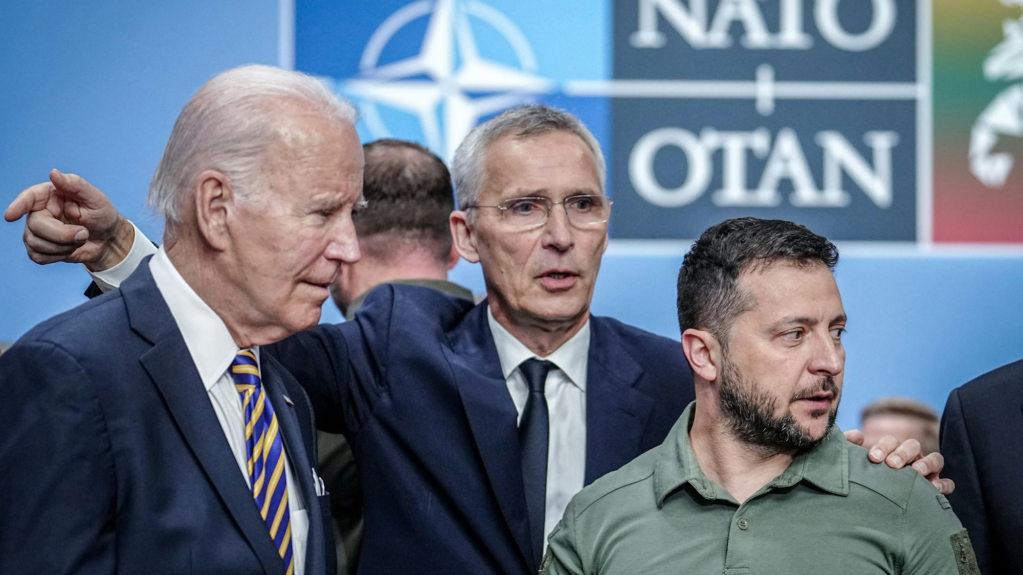 Joe Biden (l-r), Präsident der USA, und Jens Stoltenberg, Nato-Generalsekretär, begrüßen Wolodymyr Selenskyj, Präsident der Ukraine, beim Nato-Ukraine-Treffen während eines Nato-Gipfels in Litauen.