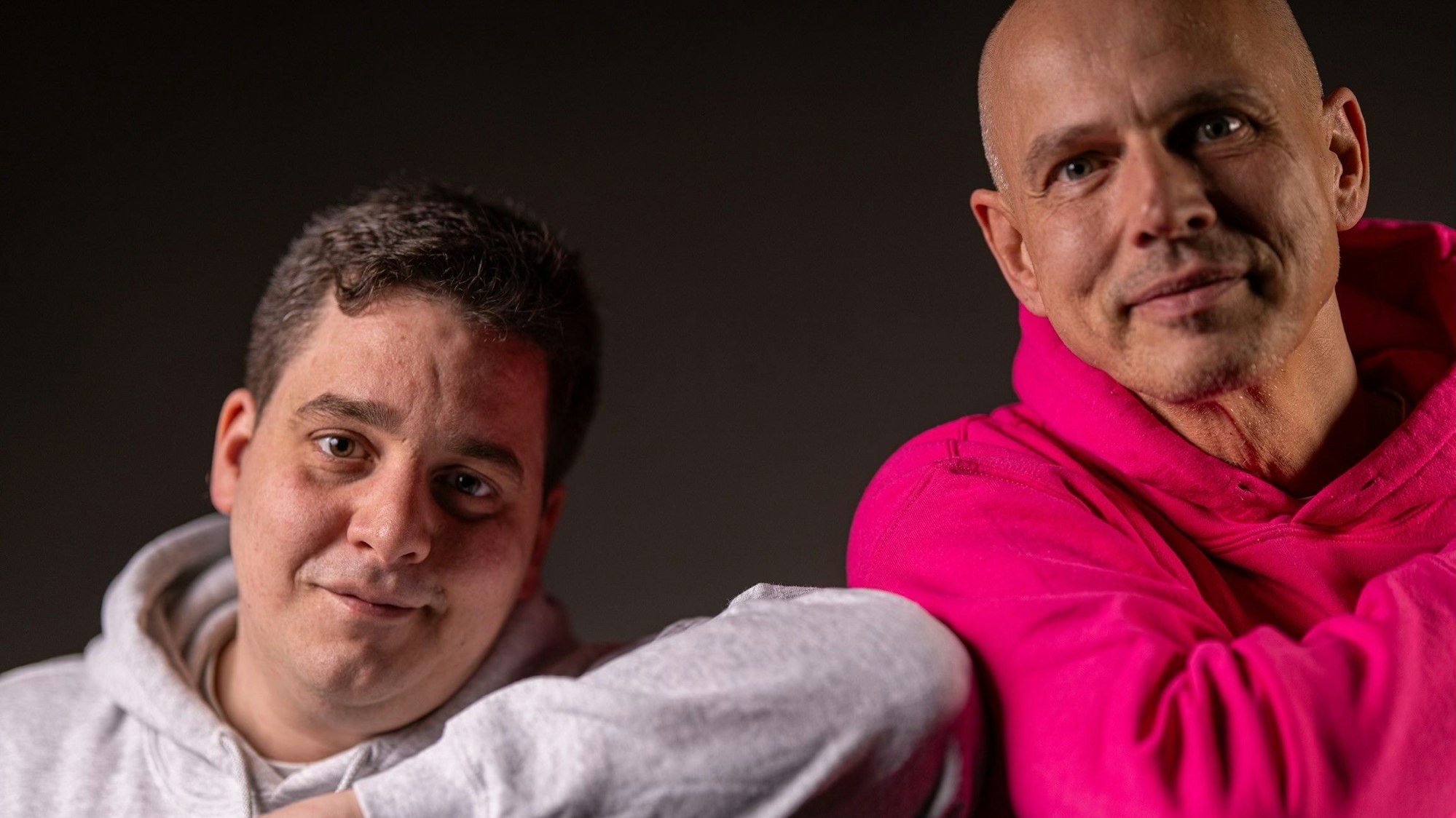 Zwei Männer in Hoodies.