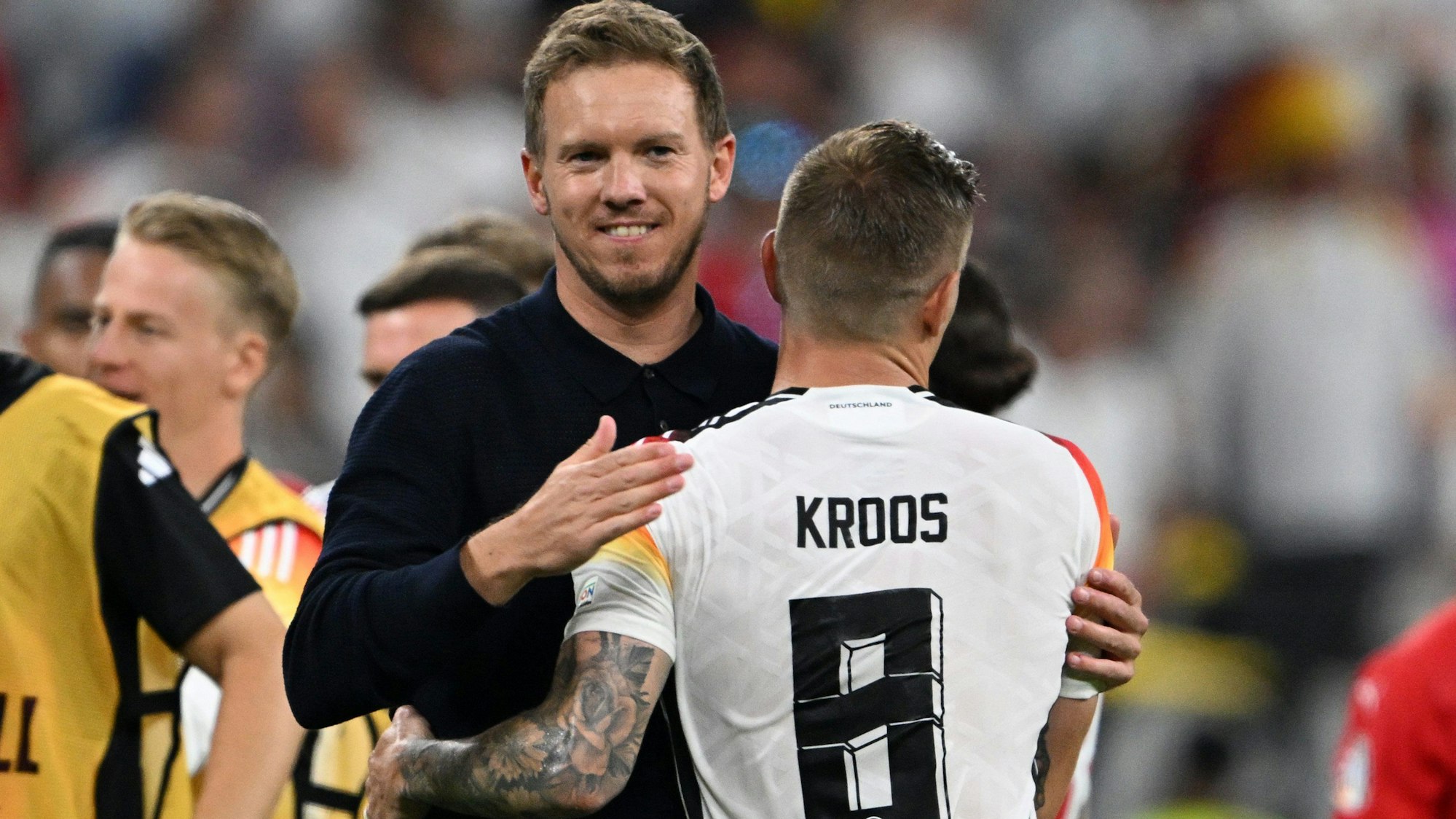 Bundestrainer Julian Nagelsmann (l) umarmt Deutschlands Toni Kroos nach dem 1:1 gegen die Schweiz.