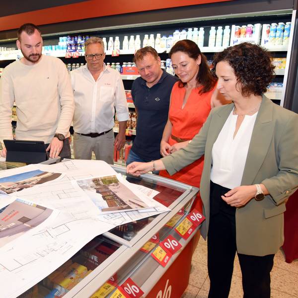 So soll's einmal aussehen: Maike Sanktjohanser (rechts), Geschäftsführerin der Petz-Rewe GmbH in Wissen, zeigt Waldbröls Bürgermeisterin Larissa Weber die Pläne für den Umbau. Architekt Michael Mohl (von recht), Marktleiter Oliver Koch und Marvin Gerlach (Leiter der Bauabteilung bei Petz-Rewe) hören ebenfalls zu.