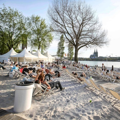 Die Kölner Strandbar km689 bei Sonnenuntergang am Abend.