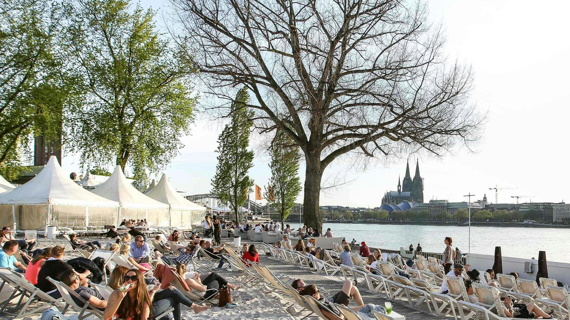 Die Kölner Strandbar km689 bei Sonnenuntergang am Abend.