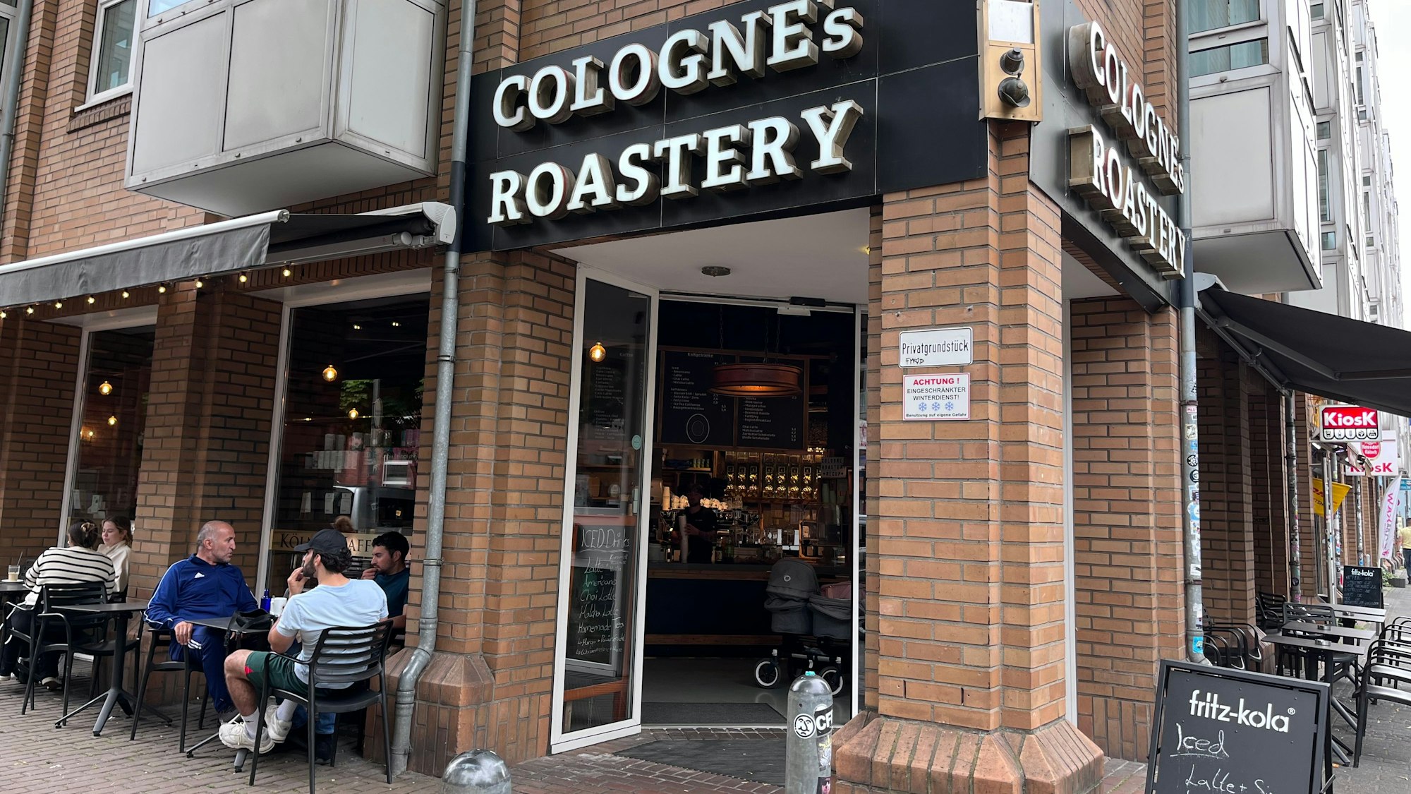 Im Café und der Kaffeerösterei Cologne's Roastery kann man bei angenehmen Temperaturen verweilen.