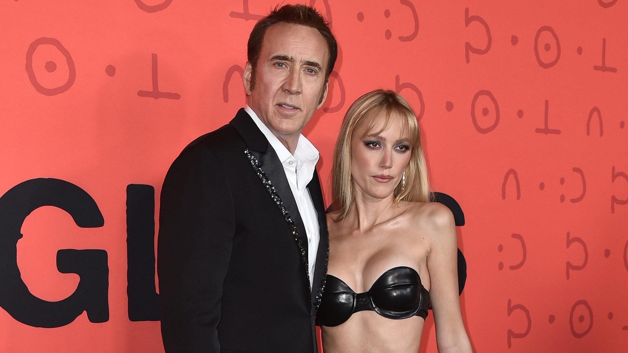 Nicolas Cage und Maika Monroe auf einer Filmpremiere.