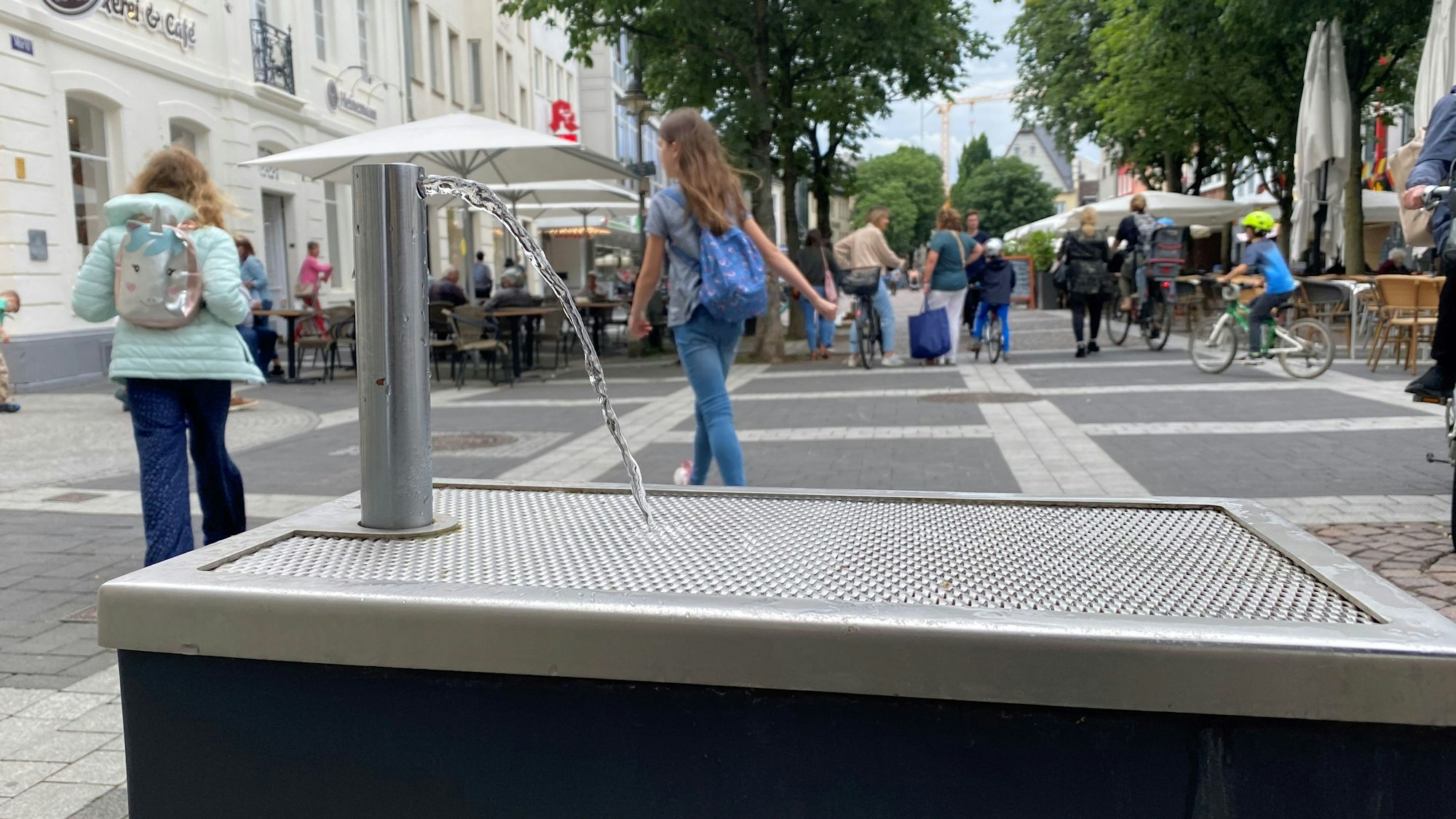 Zu sehen ist en Trinkwasserspender am Markt in Brühl.