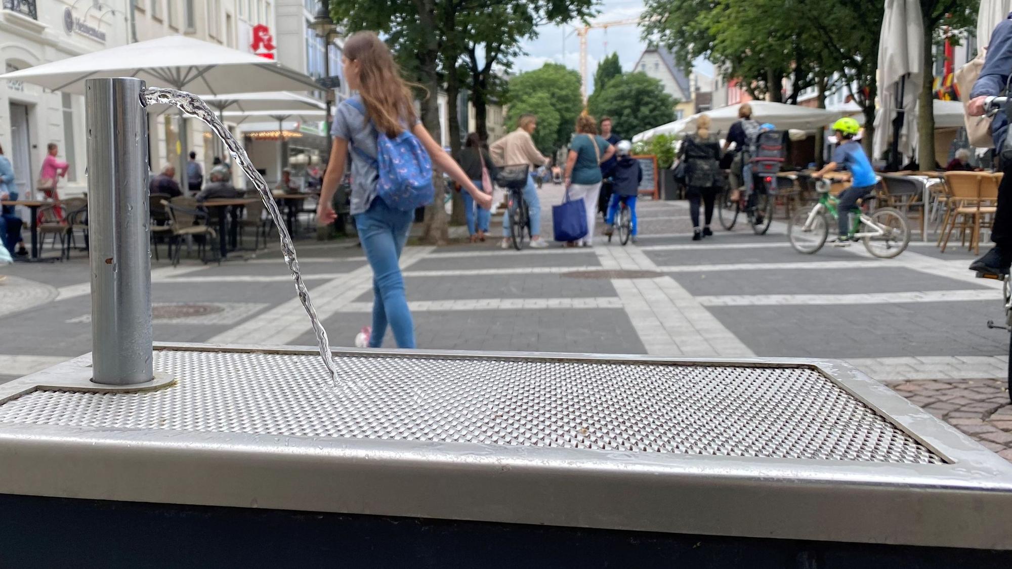 In Brühl bieten Wasserspender eine Abkühlung.