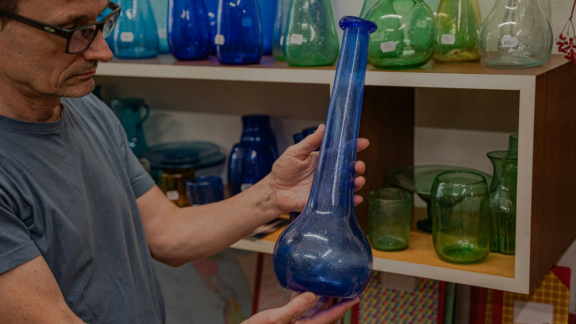 Lukas Plum mit seinem Lieblingsstück aus Herat, einer blauen Karaffe