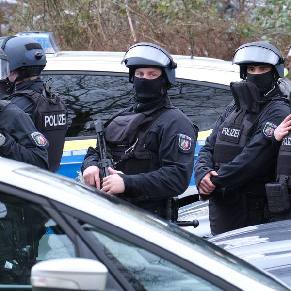Ein Sondereinsatzkommando (SEK) bei einem Amokalarm an der Heinrich-Böll-Gesamtschule.