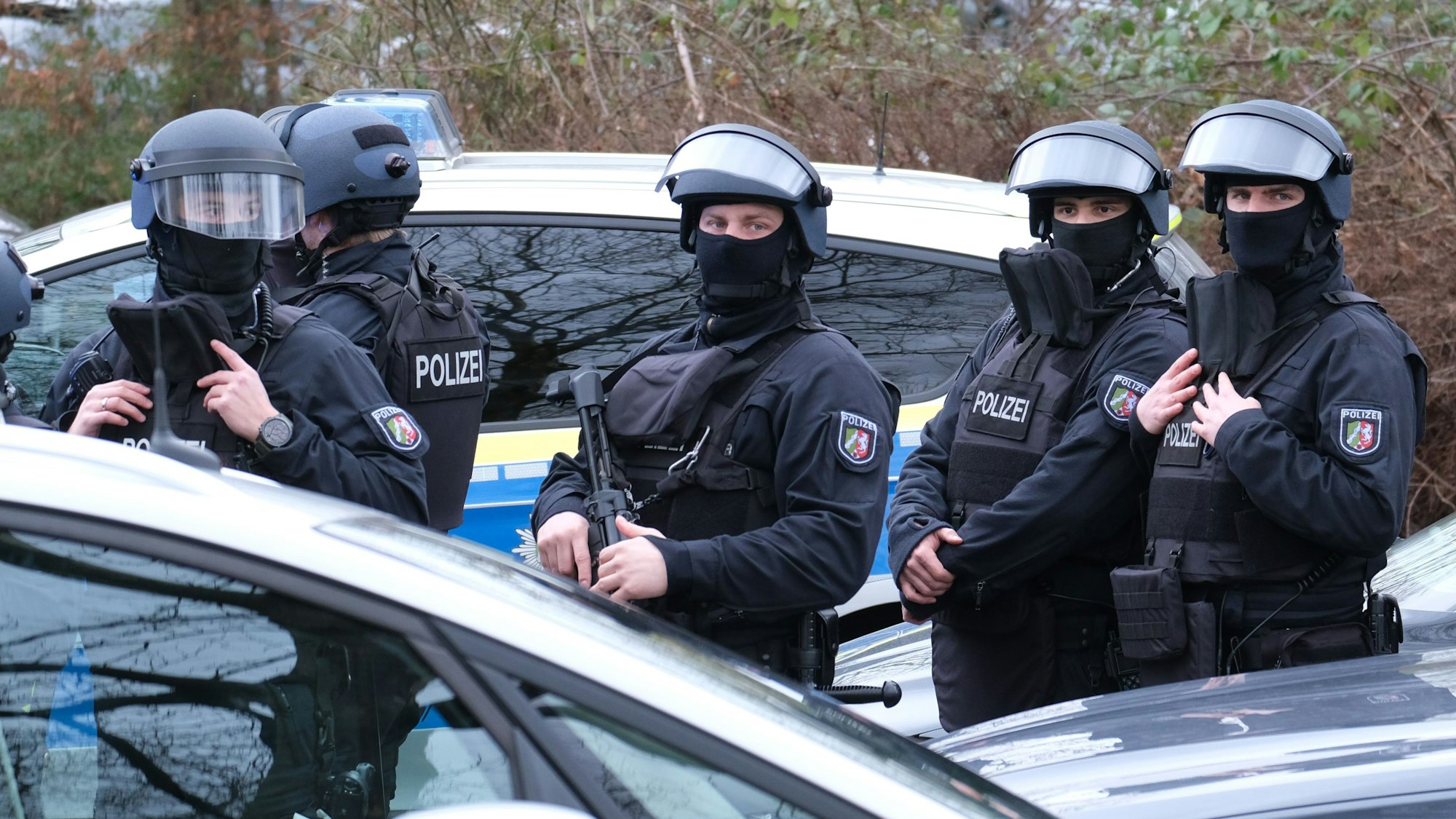 Ein Sondereinsatzkommando (SEK) bei einem Amokalarm an der Heinrich-Böll-Gesamtschule.