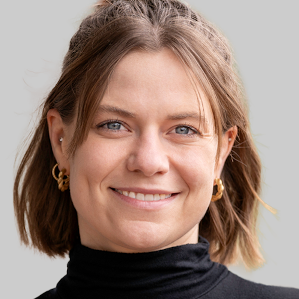 Menschen sitzen bei Sonnenuntergang auf dem neuen Rheinboulevard am Rhein in Köln (Nordrhein-Westfalen) mit Blick auf den Dom.