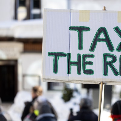 Auf einem Schild steht «Tax the richt».