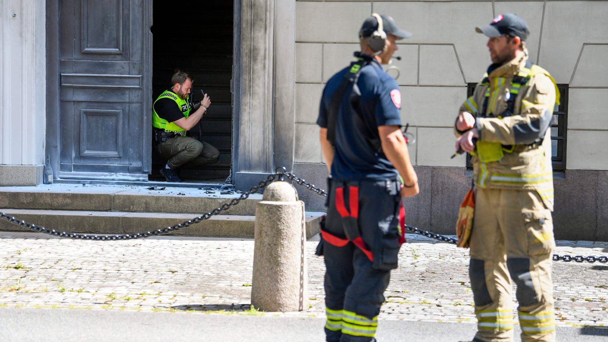 Beamte sichern Spuren am Schloss.