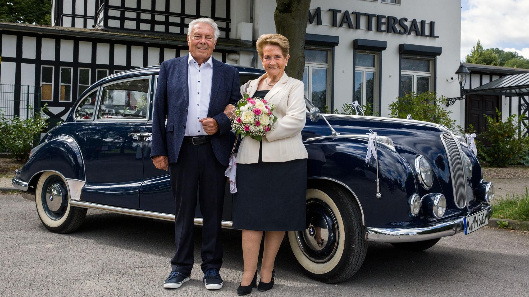 Das Ehepaar Stettendorf steht vor einem Oldtimer.