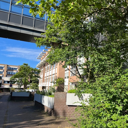 Hinweisschild auf das Kölner Land- und Amtsgericht.