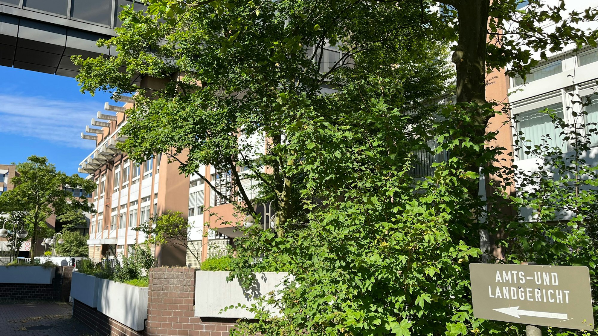 Hinweisschild auf das Kölner Land- und Amtsgericht.