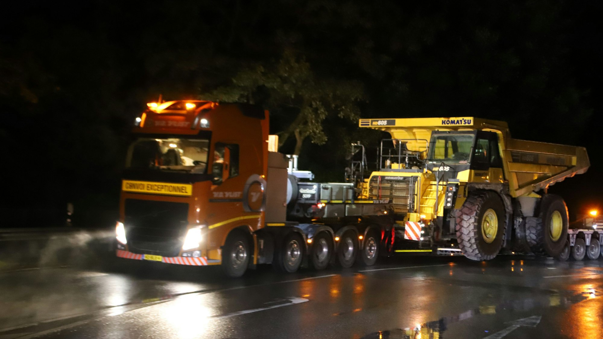 Auf der B 507 war zum Zeitpunkt der Unfallaufnahme ein Schwertransport mit einer Breite von 4,60 Meter unterwegs.