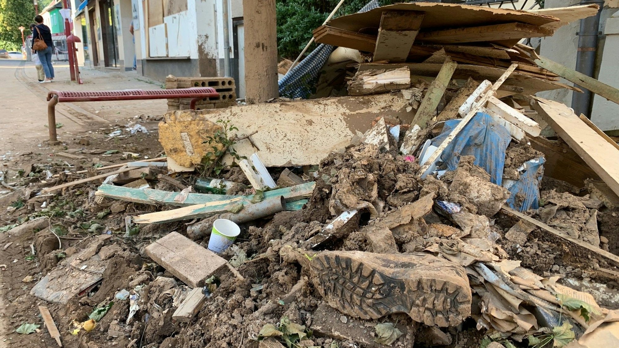 Das Bild zeigt Schutt und Müll nach der Flutkatastrophe 2021 in Gemünd.