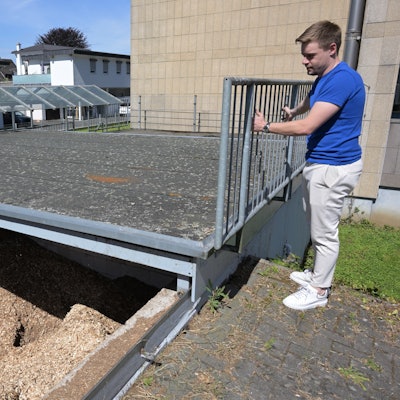 Leon Runge öffnet den Holzspeicher.