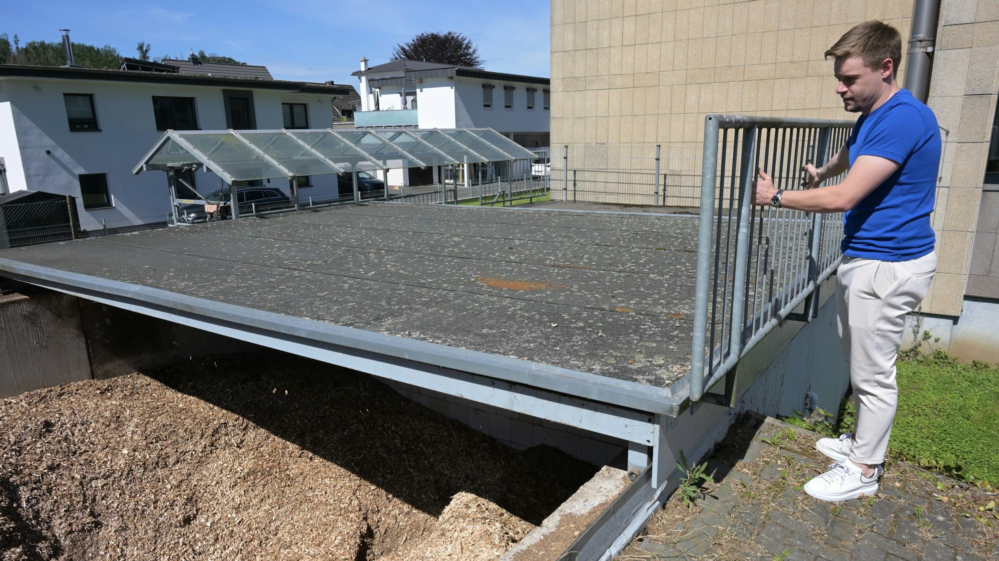 Leon Runge öffnet den Holzspeicher.