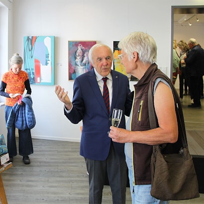 Frank Günter Zehnder steht mit einer Frau vor einem Bild.