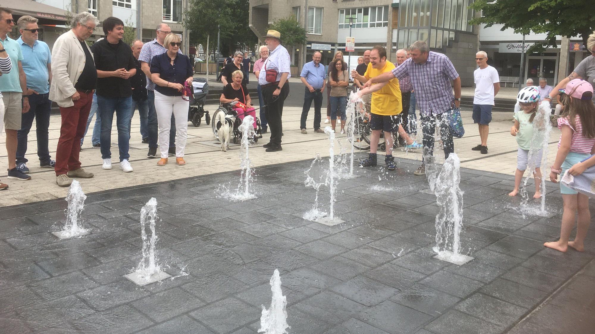 Fontänenfeld mit 15 Düsen auf dem Marktplatz, Trinkbrunnen auf Knopfdruch, neue Sitzbänke, neue Pflanzkübel, die bei Bedarf weggeräumt werden können: So reagiert die Stadt Hennef. (Archivbild) Klaus Heuschötter