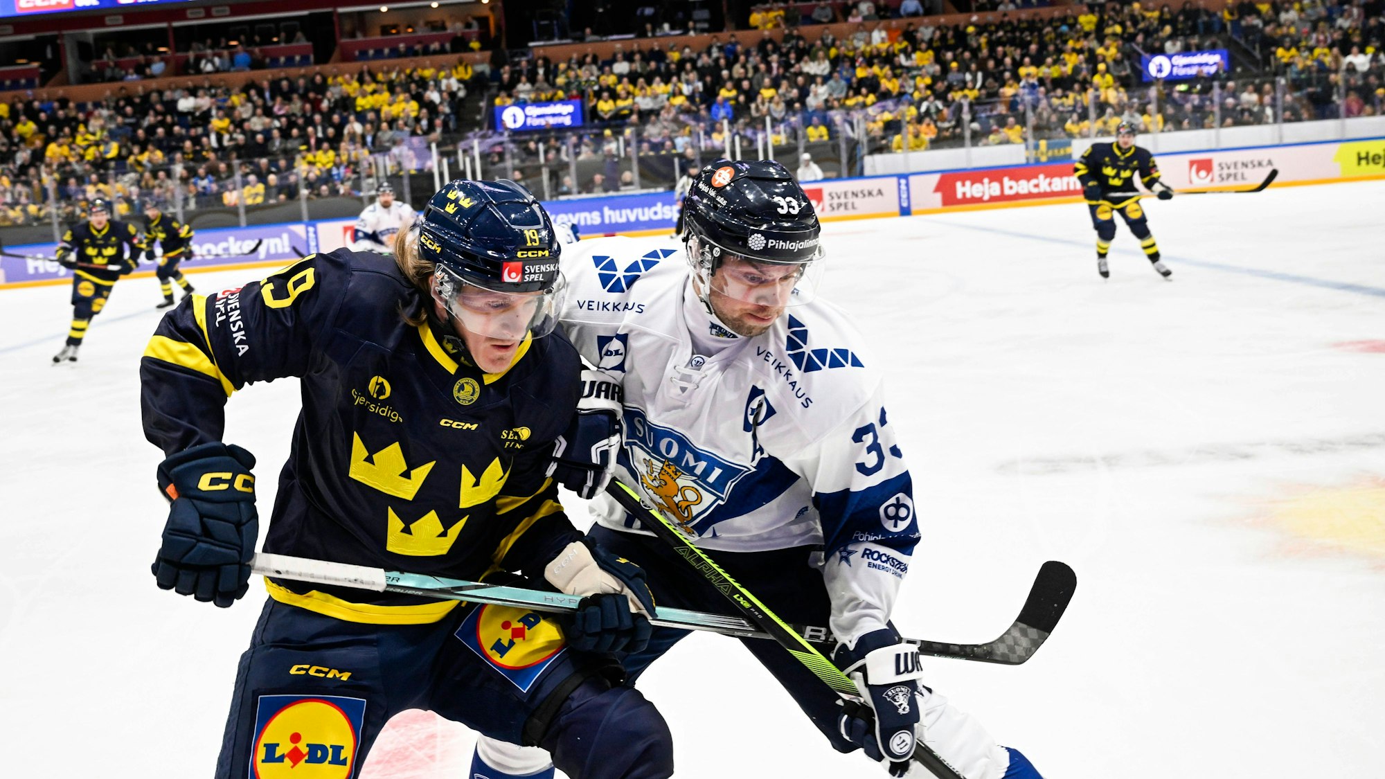 Veli-Matti Vittasmäki (rechts) verstärkt die Verteidigung der Kölner Haie.