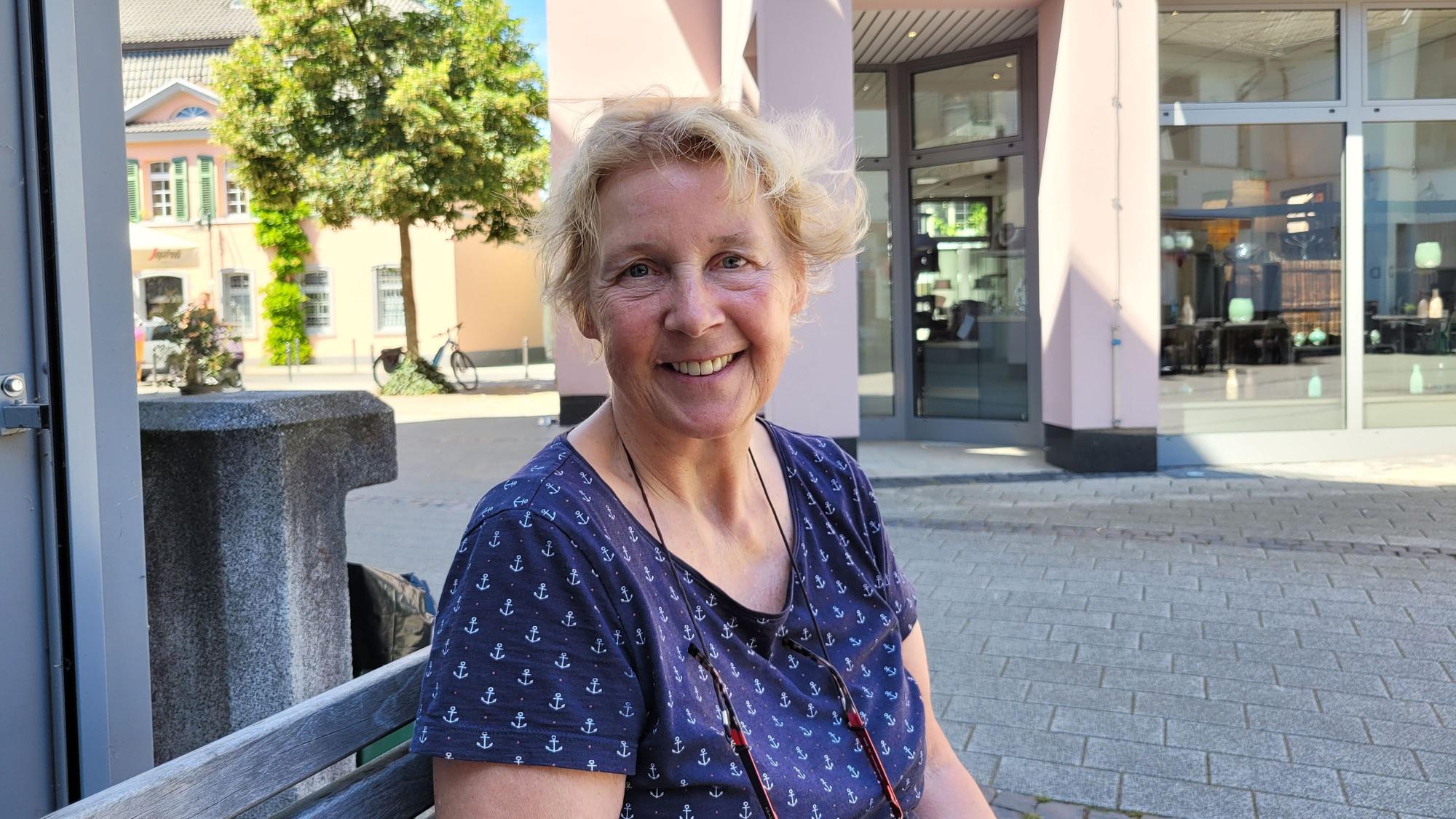 Marion Bartnik berichtet in Rösrath-Hoffnungsthal von ihren guten Erfahrungen mit dem E-Bike.