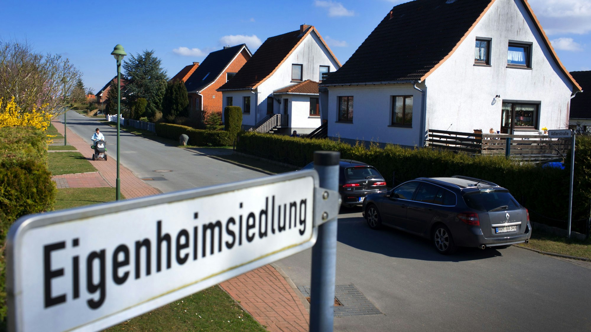 Eine Straße mit Wohnhäusern.