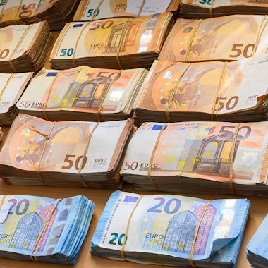 Euro-Banknoten liegen auf einem Tisch.