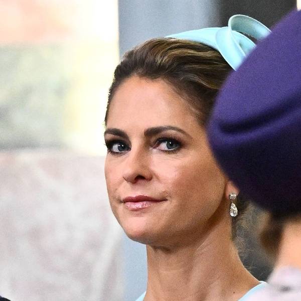 Prinzessin Madeleine schaut an Kronprinzessin Victoria vorbei.