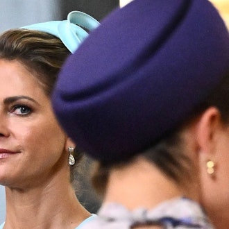 Prinzessin Madeleine schaut an Kronprinzessin Victoria vorbei.