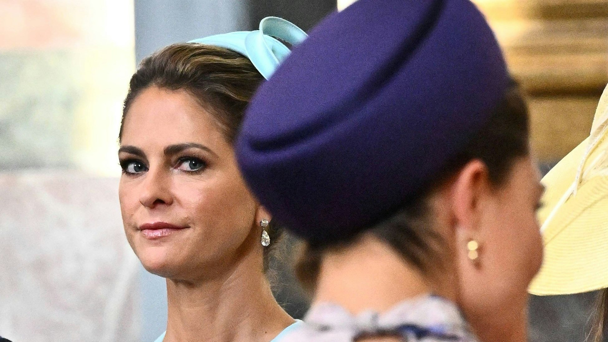 Prinzessin Madeleine schaut an Kronprinzessin Victoria vorbei.