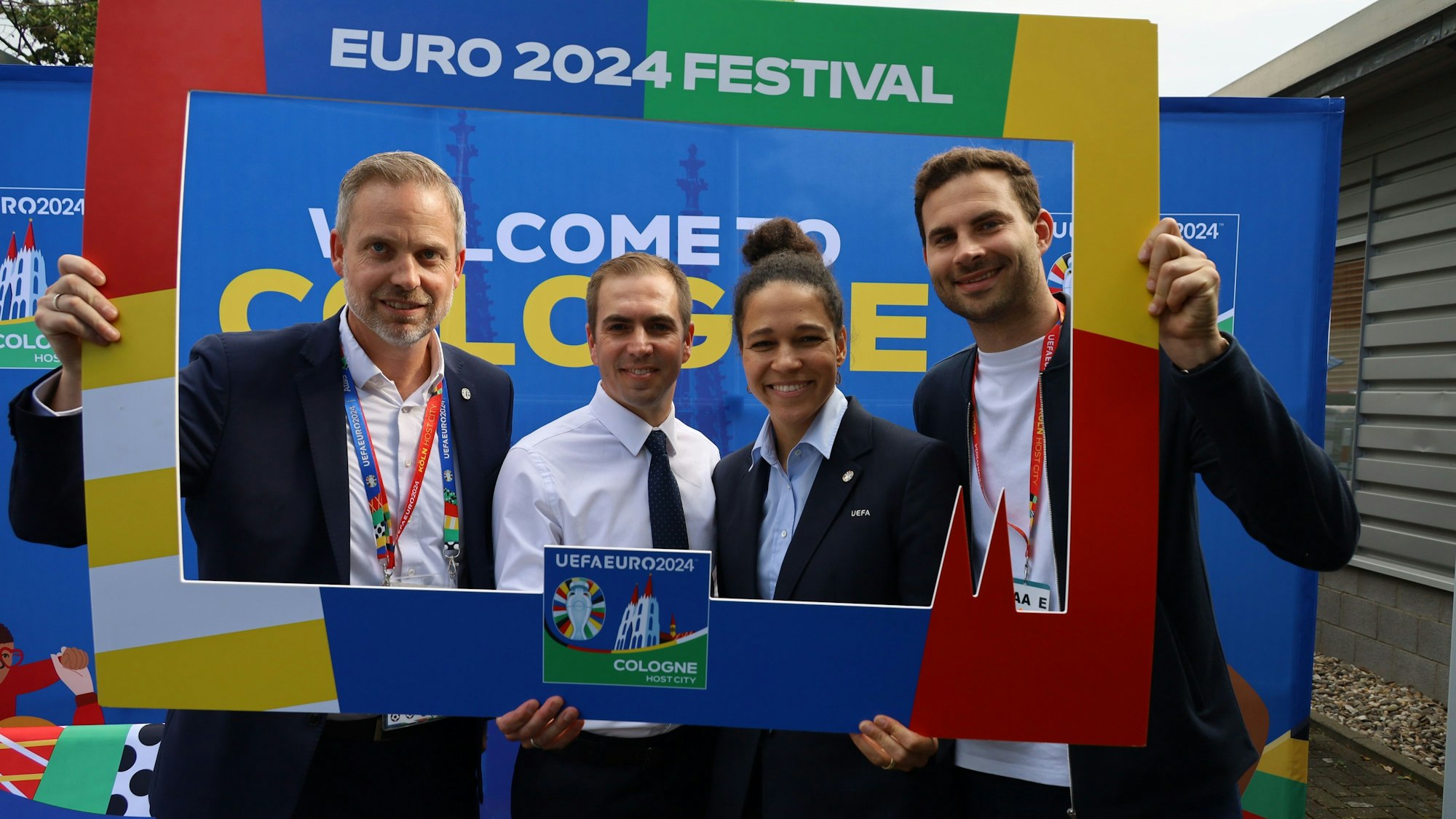 Das Bild zeigt Stefan Kühlborn unter anderem mit dem Boss der Europameisterschaft Philipp Lahm. Sie halten einen Euro-Bilderrahmen.