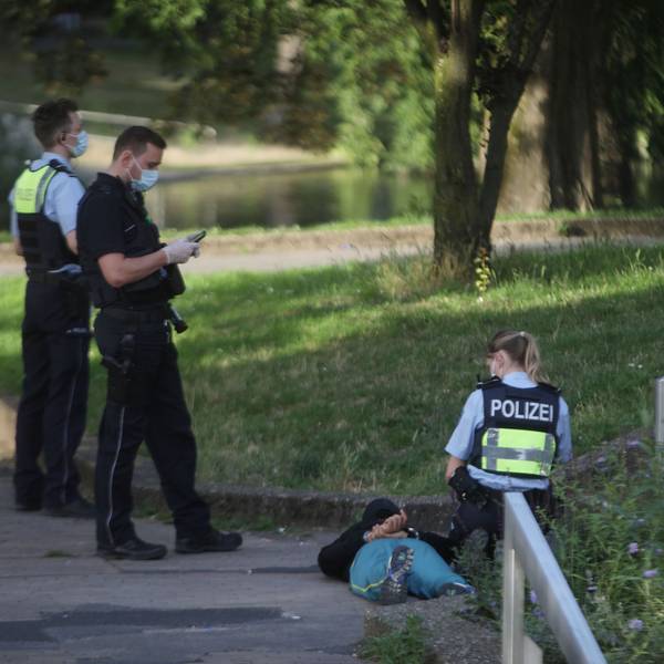 Die Polizei fixiert einen Tatverdächtigen in der Nähe des Ebertplatzes.