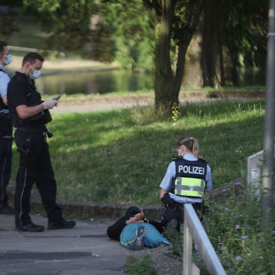 Die Polizei fixiert einen Tatverdächtigen in der Nähe des Ebertplatzes.
