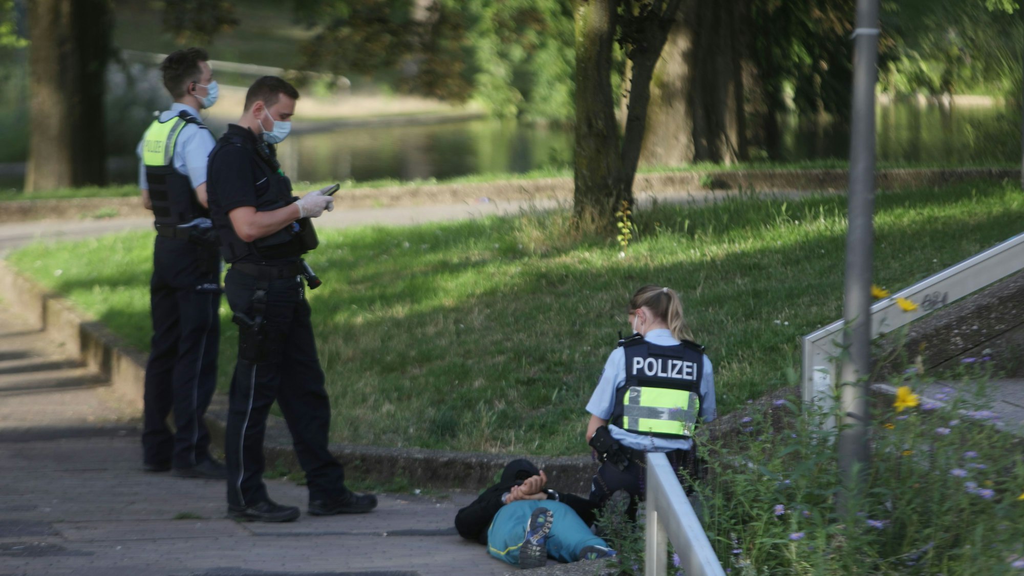 Die Polizei fixiert einen Tatverdächtigen in der Nähe des Ebertplatzes.