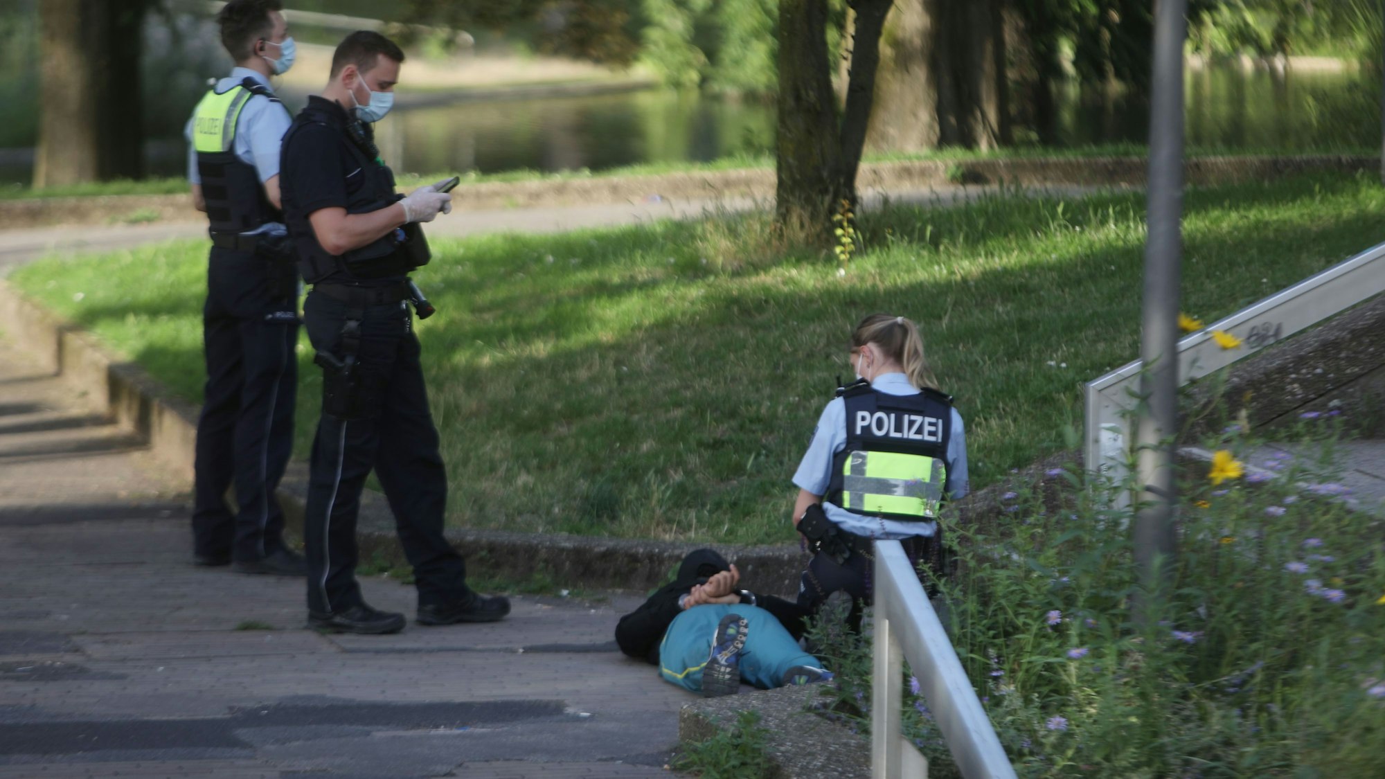 Die Polizei setzt einen 14-jährigen Tatverdächtigen fest.