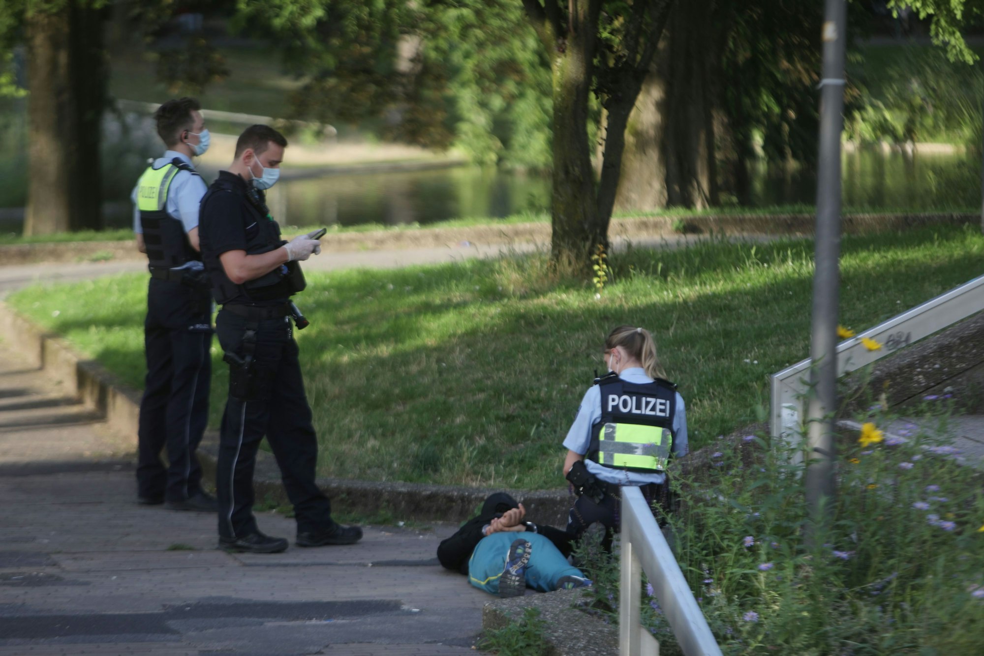 Am Dienstag hatten Polizisten diesen 14-jährigen Verdächtigten im Bereich Ebertplatz am Boden fixiert.