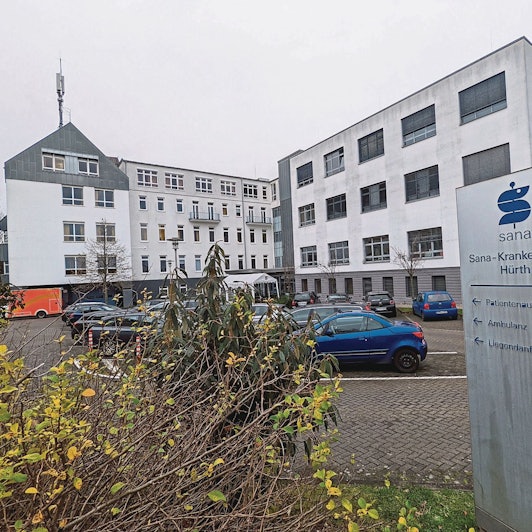 Auf dem Foto ist das Hürther Sana-Krankenhaus zu sehen.
