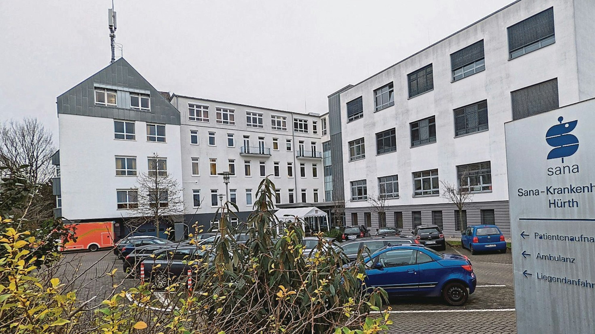 Auf dem Foto ist das Hürther Sana-Krankenhaus zu sehen.