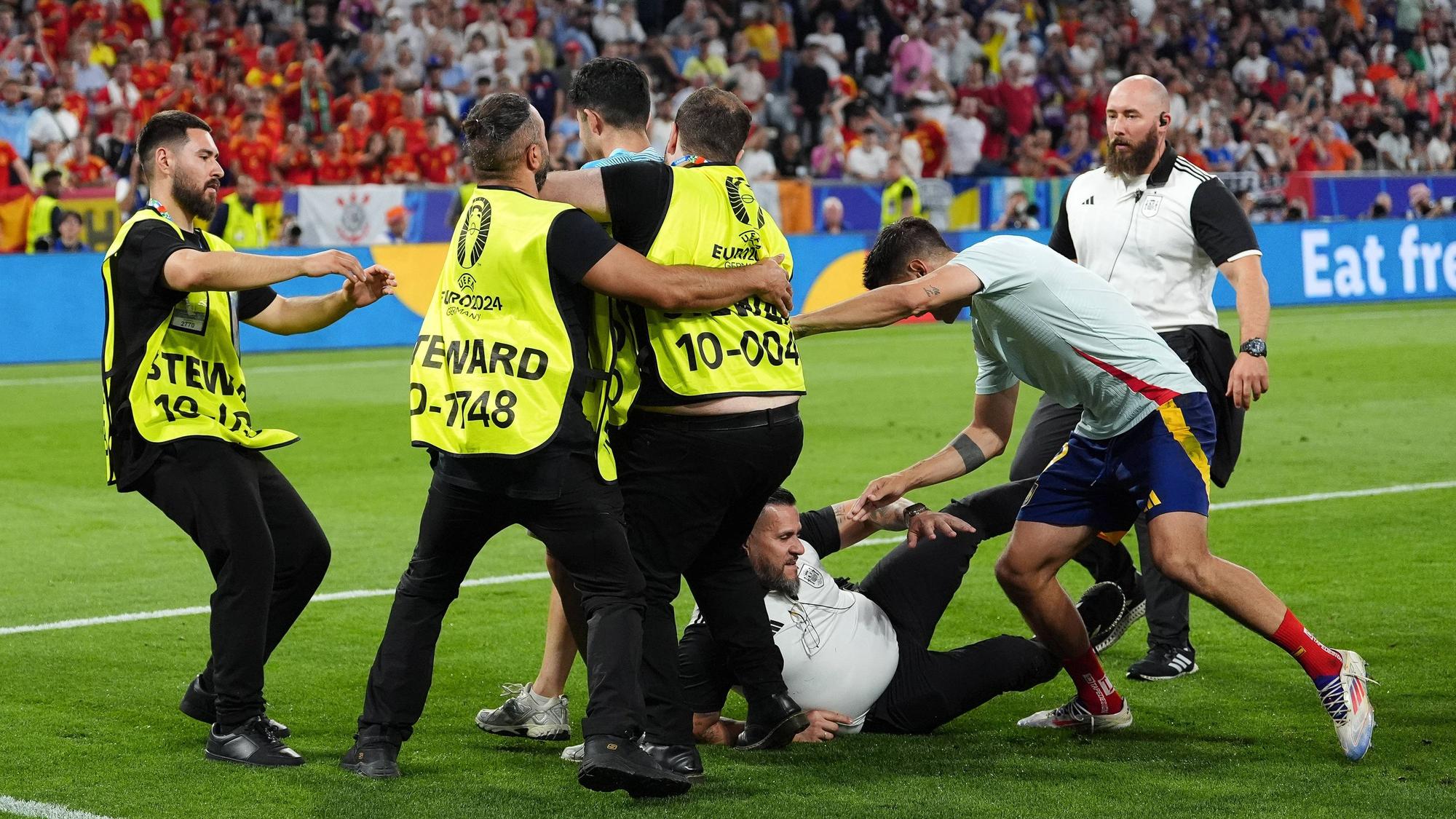 Ein Ordner rutscht auf dem Rasen aus und rammt das Knie von Álvaro Morata.