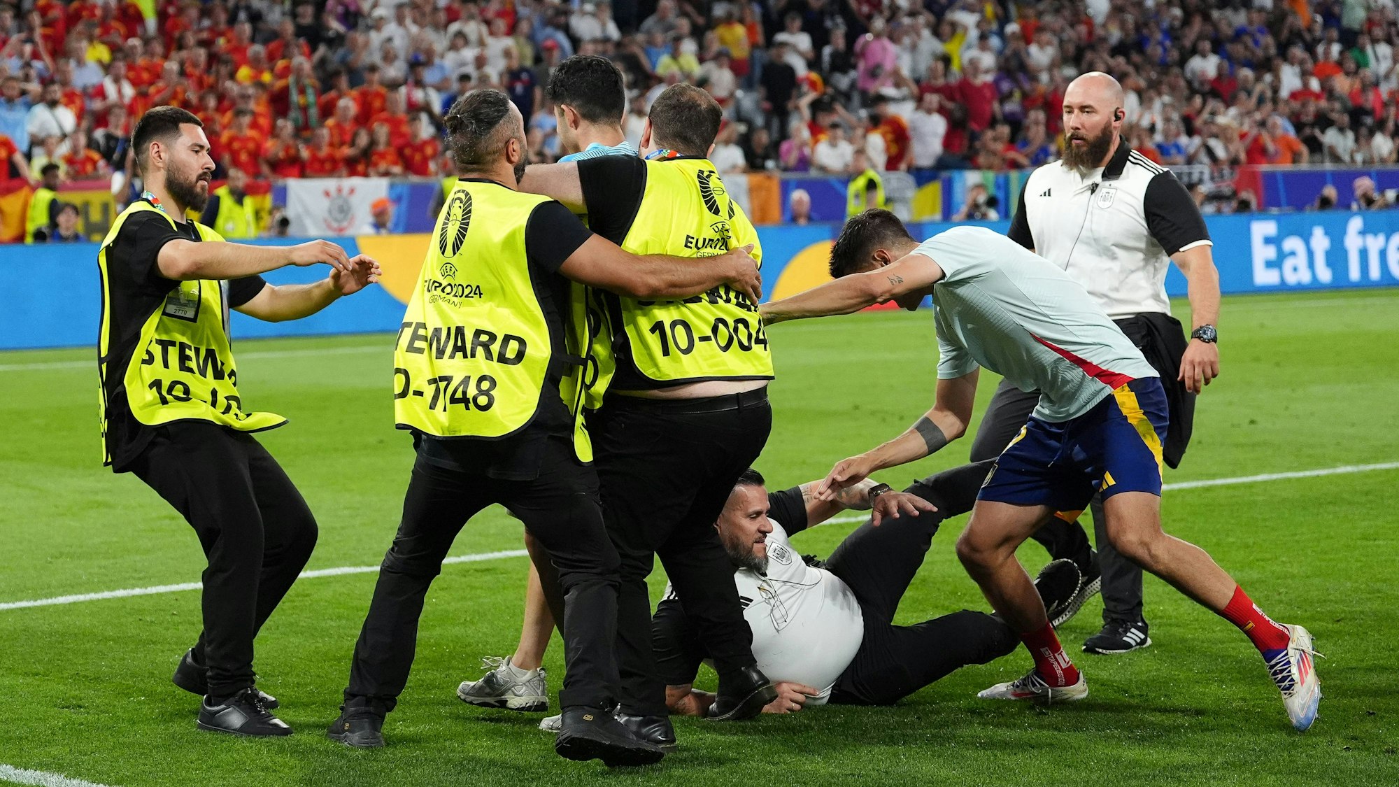 Ein Ordner rutscht auf dem Rasen aus und rammt das Knie von Álvaro Morata.
