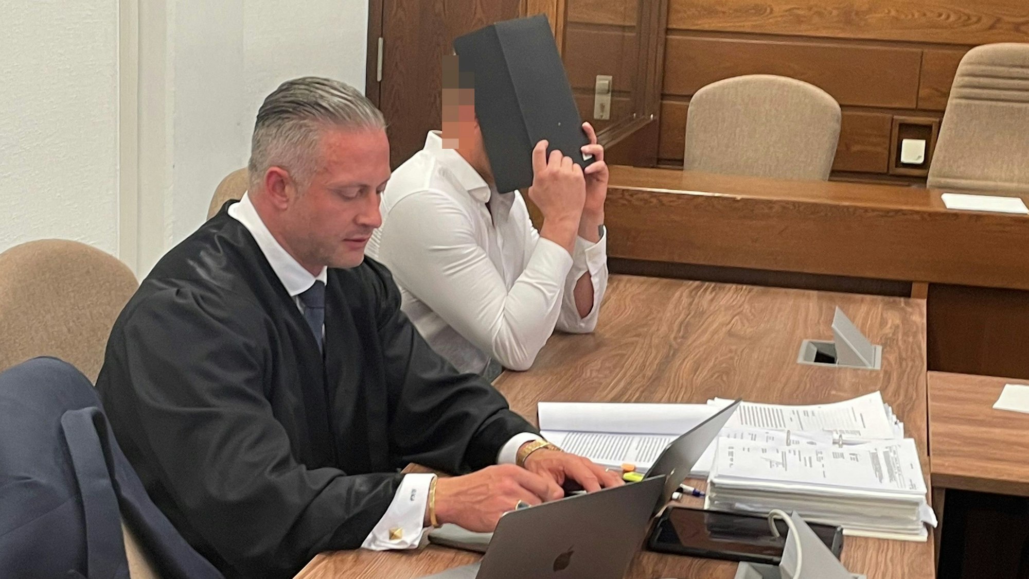 Der Angeklagte (38) mit seinem Verteidiger beim Prozessauftakt im Landgericht Köln