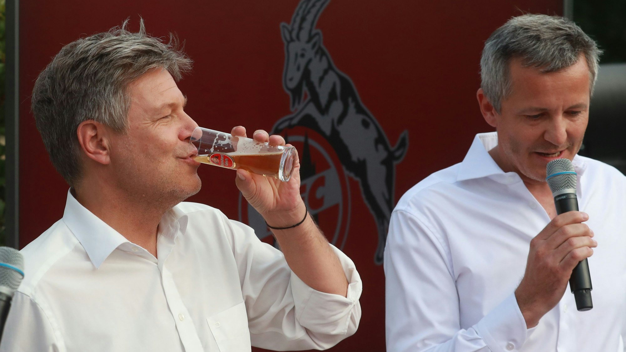 Robert Habeck (links) guckte mit seinem Team das EM-Halbfinale im Geißbockheim.