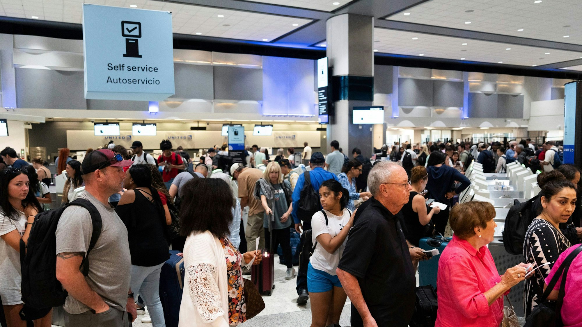 Menschen wollen sich am Flughafen in Housten vor dem Hurrikan Beryl in Sicherheit bringen.
