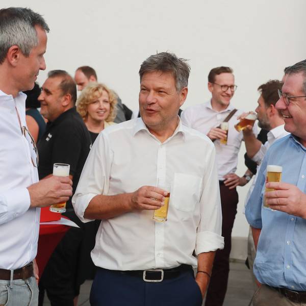 Philip Türoff (v.l.n.r.), Robert Habeck und Werner Wolf mit Kölsch