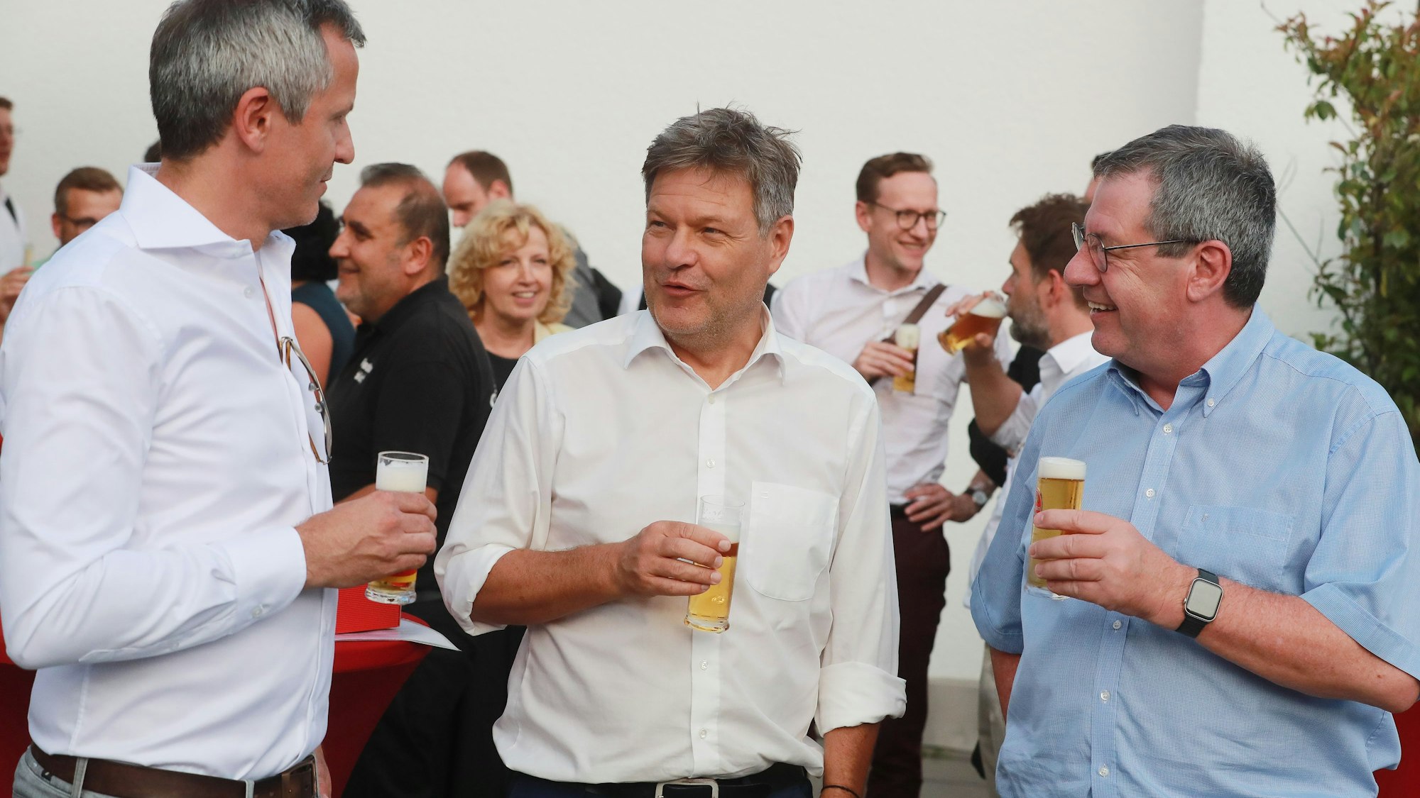 Philip Türoff (v.l.n.r.), Robert Habeck und Werner Wolf mit Kölsch