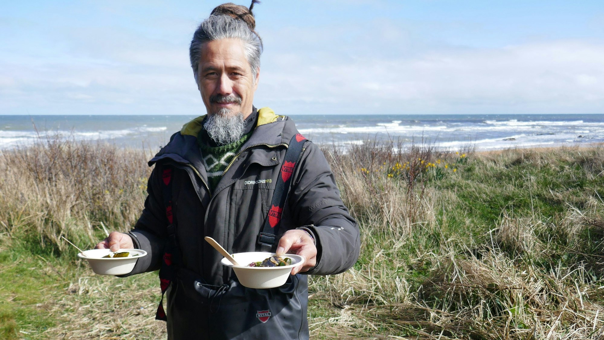 ARCHIV - Jayson Byles serviert seine Meereslinguine am Kingsbarns Beach