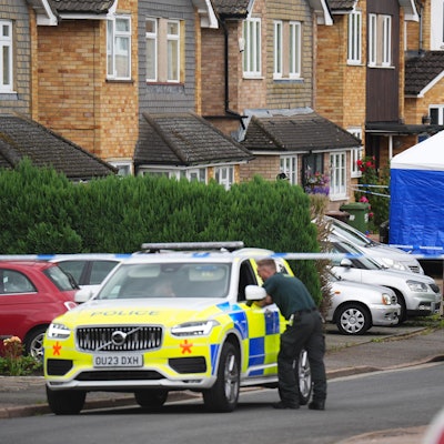 Polizisten bewachen einen Tatort, an dem drei Frauen mit schweren Verletzungen aufgefunden wurden und kurz vor 19 Uhr am Dienstag am Tatort starben. Nach dem mutmaßlichen Täter wurde eine Fahndung eingeleitet.